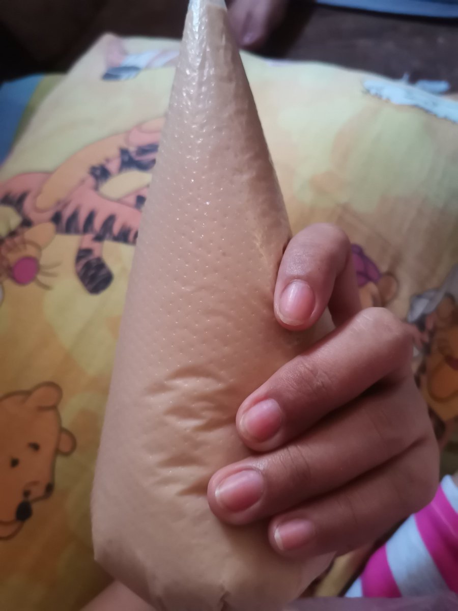 earielrey's tweet image. yun bunso naming #FutureBaker, araw-araw may uwing pastry na gawa nila sa school 🤤 madalas cupcakes, cookies, cake, etc. 

KANINA KALOKAAAAA! PATI BUONG CUSTARD INUWE NG BRUHAAAA 😂