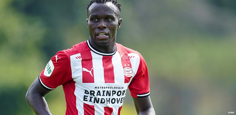 Bruma, Bruma diye burada ne yaygara koptu. Adam geldiği fiyata Braga'ya transfer oldu. Twitter ciddiye alınacak ortam değil.

Hatta bir adım daha ileri gideyim, bence oynasa Rossi'nin falan verdiğinden daha çok katkı verirdi.