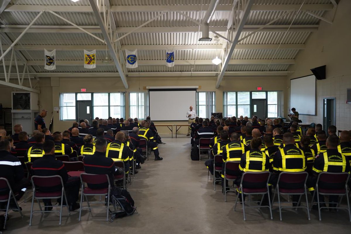 riisc_1's tweet image. 🔥🌲Les journées de nos #militaires de l’#UIISC1 sont rythmées par les briefings opérationnels, les reconnaissances aériennes, les déposes en hélicoptères pour atteindre des zones de feu inaccessibles ou éloignées, les engagements terrestres et le traitement de points chauds.