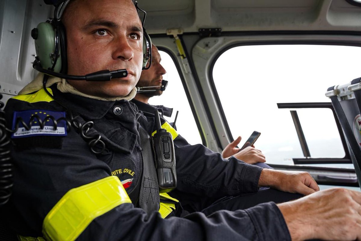 riisc_1's tweet image. 🔥🌲Les journées de nos #militaires de l’#UIISC1 sont rythmées par les briefings opérationnels, les reconnaissances aériennes, les déposes en hélicoptères pour atteindre des zones de feu inaccessibles ou éloignées, les engagements terrestres et le traitement de points chauds.