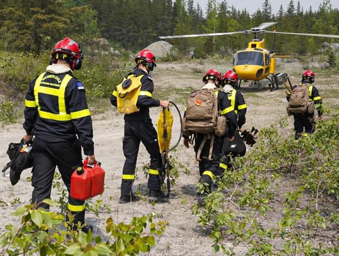 riisc_1's tweet image. 🔥🌲Les journées de nos #militaires de l’#UIISC1 sont rythmées par les briefings opérationnels, les reconnaissances aériennes, les déposes en hélicoptères pour atteindre des zones de feu inaccessibles ou éloignées, les engagements terrestres et le traitement de points chauds.