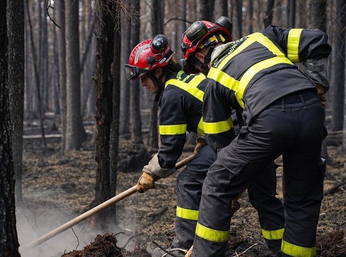 riisc_1's tweet image. 🔥🌲Les journées de nos #militaires de l’#UIISC1 sont rythmées par les briefings opérationnels, les reconnaissances aériennes, les déposes en hélicoptères pour atteindre des zones de feu inaccessibles ou éloignées, les engagements terrestres et le traitement de points chauds.