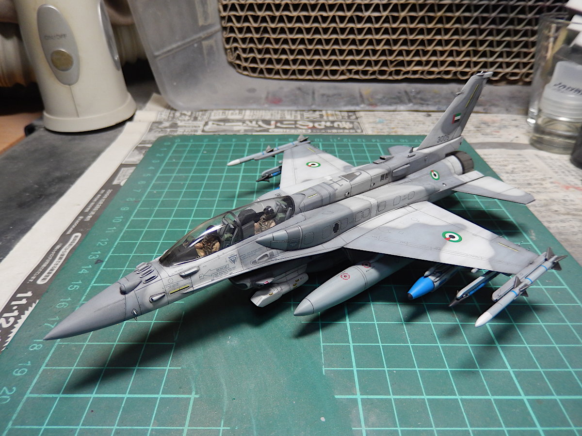 gorimodeler's tweet photo. 最後の作業、各翼の放電索の追加。
塗装で埋まった0.2mmの穴を開け直し、モデリングスクライバーで入り口を広げて差しやすくしておいて、ゼリー瞬着を付けたストレッチリギングを差し込んで固定、デカールバサミで切り揃えました。
締切当日、無事完成!😊
#帰ってきた複座機祭り
#F16F
#ハセガワ https://t.co/k2pr9humVg