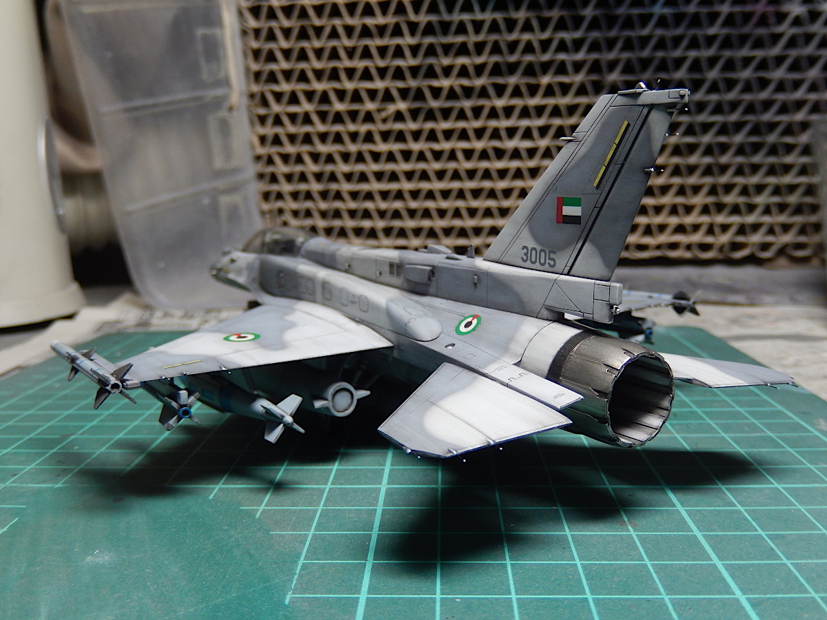 gorimodeler's tweet photo. 最後の作業、各翼の放電索の追加。
塗装で埋まった0.2mmの穴を開け直し、モデリングスクライバーで入り口を広げて差しやすくしておいて、ゼリー瞬着を付けたストレッチリギングを差し込んで固定、デカールバサミで切り揃えました。
締切当日、無事完成!😊
#帰ってきた複座機祭り
#F16F
#ハセガワ https://t.co/k2pr9humVg