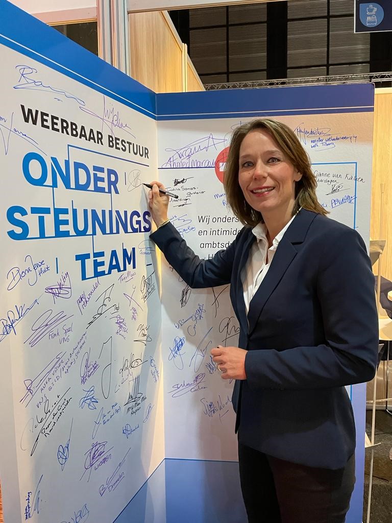Minister <a href="/HankeBruinsSlot/">Hanke Bruins Slot</a> onderschrijft het statement tegen agressie en intimidatie richting politieke ambtsdragers bij de stand van Ondersteuningsteam #Weerbaarbestuur #VNGCongres2023. Hier trekken wij een grens!