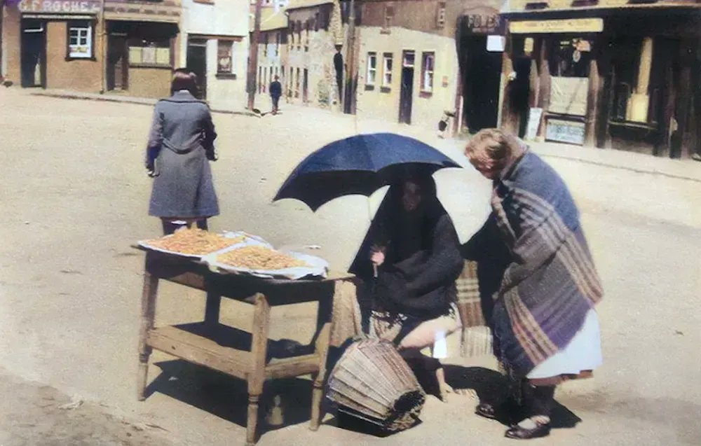 c1940s, The Apple Market ☀️

A scene of two Appple Sellers (likely Mary Ellen Ormond & Kathy Duggan) in a quiet Apple Market - it must be a warm day as the seated lady is using her umbrella to shield herself from the sun, rather than the more usual rain.

#Waterford #Colourised