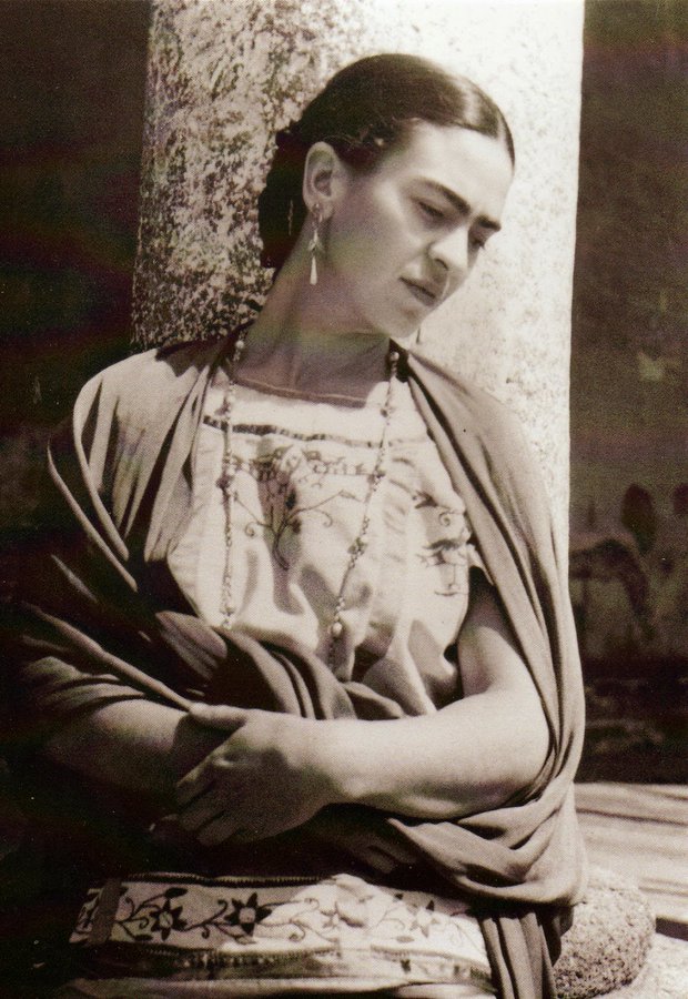 cammisafra's tweet photo. Non ti chiedo di darmi un bacio.[...]
Non ti chiederò di fare niente, nemmeno di stare al mio fianco per sempre.
Perché se devo chiedertelo, non lo voglio più.

Frida Kahlo
📷Lucienne Bloch
#FridaKahloIlCaosDentro #SalaLettura
https://t.co/lcCBxe6hkj https://t.co/OO37zkSnPa
