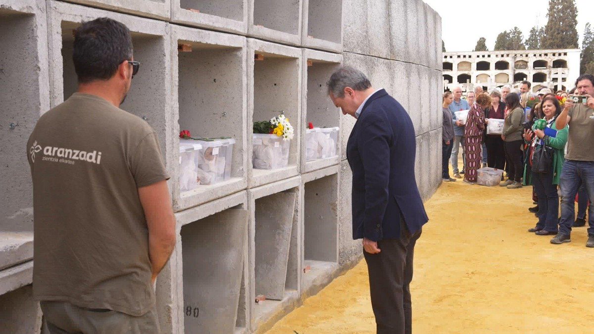 Hoy 14 de junio, mi agradecimiento a las personas que han hecho posible ver cumplido el sueño de dignidad, justicia y memoria democrática que ha supuesto la exhumación de la fosa Pico Reja en el cementerio de Sevilla. 

Seguiremos exigiendo al gobierno andaluz que coopere con los