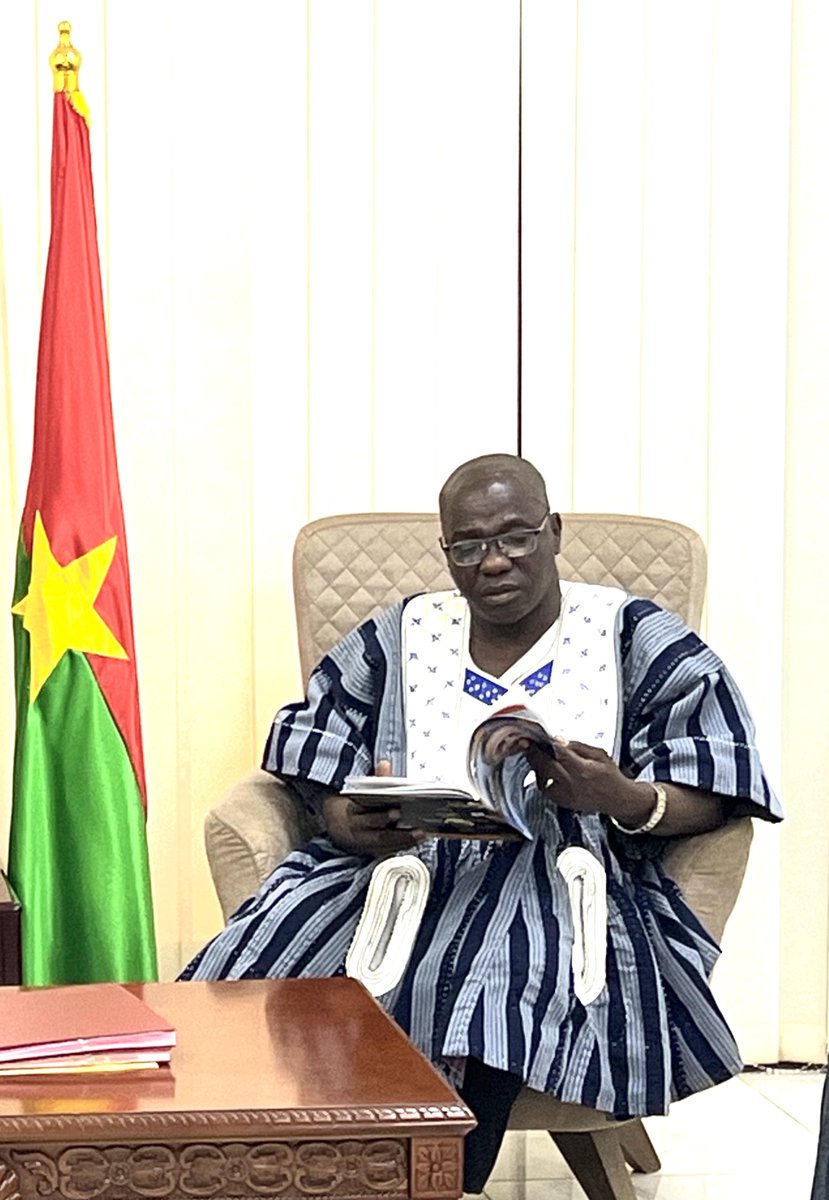 HOMEMag1er's tweet photo. Un honneur d'offrir Home Magazine au Ministre des Infrastructures du Burkina Faso ! Téléchargez votre exemplaire gratuit dès maintenant et découvrez les dernières tendances en infrastructures, habitat et immobilier. #HomeMagazine #BurkinaFaso #Infrastructures https://t.co/to7Iw8m7bD
