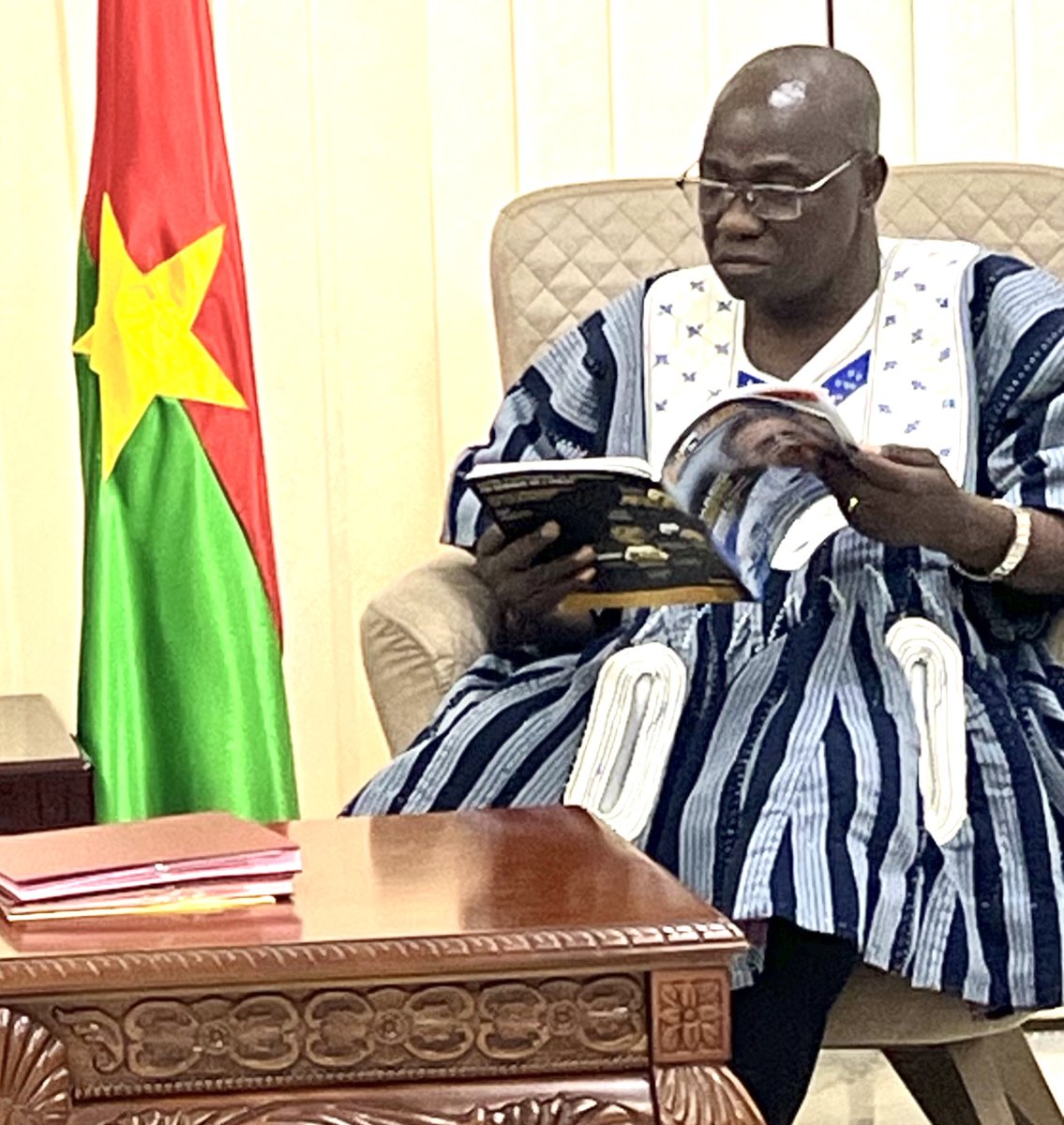 HOMEMag1er's tweet photo. Un honneur d'offrir Home Magazine au Ministre des Infrastructures du Burkina Faso ! Téléchargez votre exemplaire gratuit dès maintenant et découvrez les dernières tendances en infrastructures, habitat et immobilier. #HomeMagazine #BurkinaFaso #Infrastructures https://t.co/to7Iw8m7bD