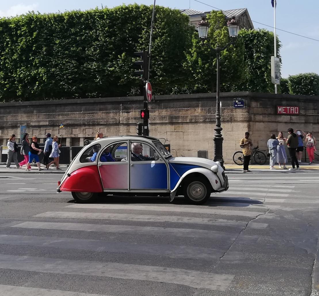 2CV bleu blanc rouge aperçue Place de la Concorde à Paris ! 😉

#2cv #paris