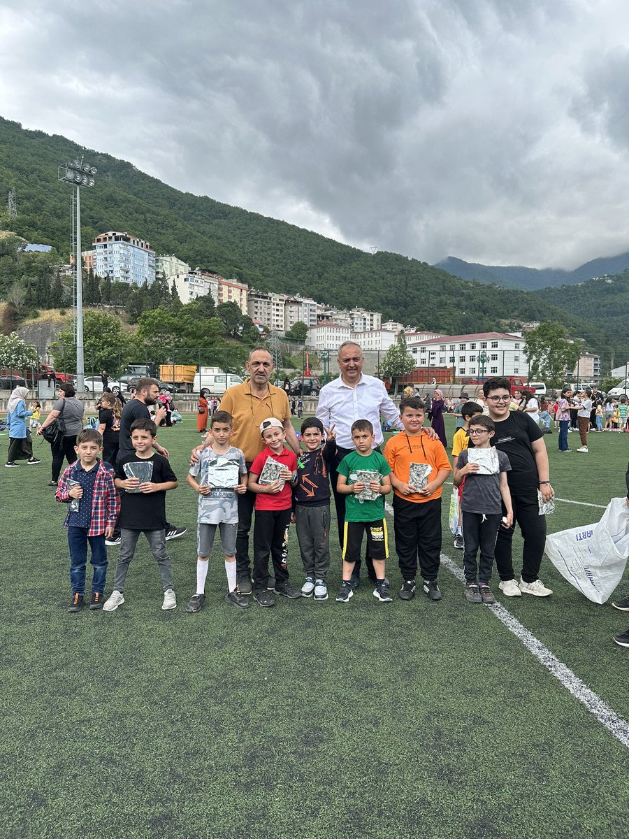 MilliBorcka's tweet photo. Okuyan Artvin projesi kapsamında okuyan Borçka; Kitap okuma, oyun ve eğlence şenliği düzenlendi.
İlçe şehir stadında düzenlenen şenlik, toplu kitap okuma etkinliği ile başladı. Şenlik kapsamında çeşitli yarışmalar düzenlendi. Yarışmalarda dereceye giren öğrenciler ödüllendirildi. https://t.co/ZSXFpRrkk7