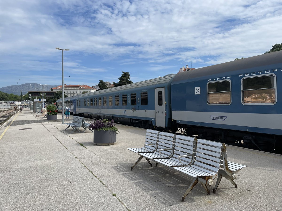 NiklasHoth's tweet photo. Pünktlich angekommen in Split! Die Verfrühung haben wir für eine Zugkreuzung und eine ziemliche Schleichfahrt wieder „aufgeholt“. Ich glaube, ich muss gestehen: Das war im Gesamtpaket bisher meine beste Nachtzugfahrt ever (bei insgesamt wohl deutlich über 50 Fahrten). https://t.co/giG8jiQZXq