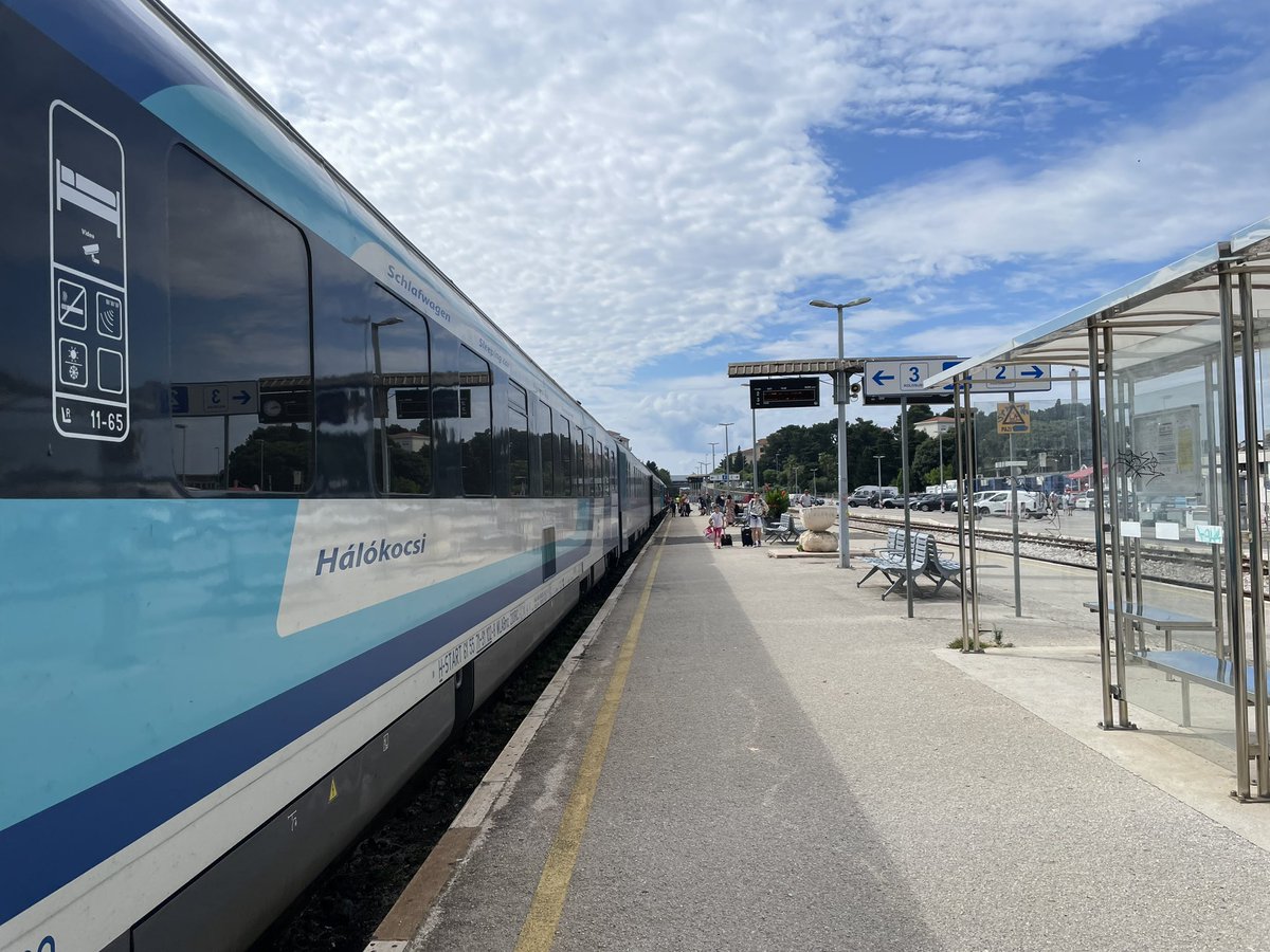 NiklasHoth's tweet photo. Pünktlich angekommen in Split! Die Verfrühung haben wir für eine Zugkreuzung und eine ziemliche Schleichfahrt wieder „aufgeholt“. Ich glaube, ich muss gestehen: Das war im Gesamtpaket bisher meine beste Nachtzugfahrt ever (bei insgesamt wohl deutlich über 50 Fahrten). https://t.co/giG8jiQZXq