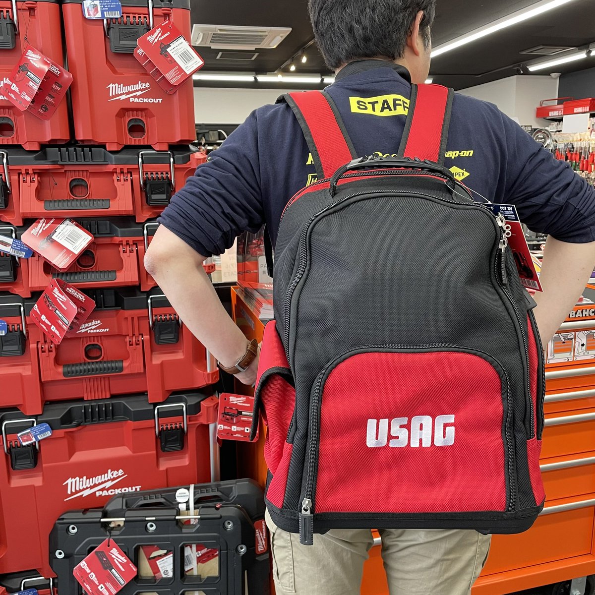 fg_hiroshima's tweet photo. USAG
ツールバッグ、ツールケース
多数入荷しました！！

dr.Kが、背負ってるのは
リュックタイプのツールバッグ

背中もクッションがふかふかで
重い工具を入れても負担を軽減してくれるバックル付

新しく届いたstaff用工具好きTシャツを着ています👕

#usagtools #factorygear 
 #ファクトリーギア https://t.co/ylWql1KY66