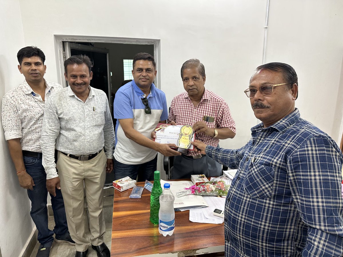 fkkbj's tweet photo. ଆଜି ବିଶ୍ୱ ରକ୍ତଦାନ ଦିବସ ଅବସରରେ ମୋତେ ବଲାଙ୍ଗୀର ଜିଲ୍ଲା ମୁଖ୍ୟ ସ୍ୱାସ୍ଥ୍ୟ ଅଧିକାରୀ ଓ କଣ୍ଟାବାଞ୍ଜି ତହସିଲଦାର ମାନପତ୍ର ଦେଇ ସମ୍ମାନୀତି କରିଥିବାରୁ ଅଶେଷ ଅଶେଷ ଧନ୍ୟବାଦ ଜଣାଉଛି l https://t.co/MzuzHEjY75