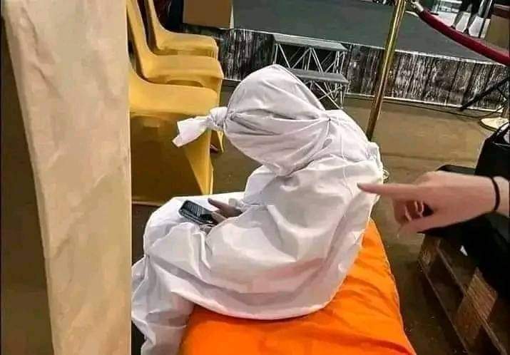 جب آپکی آخری رسومات مکمل ہو چکی ہوں اور آپکو پتہ چلے کہ فتح خان بندیال کے بیٹے نے 14 مئی الیکشن کیس کی سماعت دوبارہ شروع کر دی ہے 

لے آپ قبر میں اترنے سے پہلے ٹویٹر پر آخری دفعہ اپڈیٹ لیتے ہوئے کہ شاید آج اسمبلی توڑ دے 😑😁