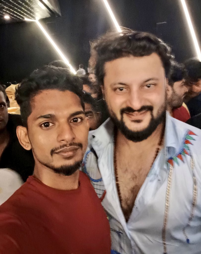 BishwaRanjanDa8's tweet photo. ପୁଣି ରଜରେ ରାଜ୍ କଲେ ଭାଇଜାନ୍ 😍

#LoveInLondon ♥️, #BhaijaanIsBack🦁
#GrandPremierShow, #ThisRaja #13June
#Bhubaneswar- #SComplex 
#Cuttack- #SangamCineplex , #Odisha https://t.co/SZ1ROtY5Dg