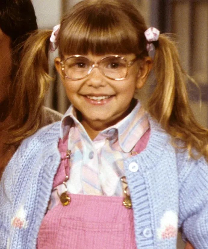 Жуткая история о хрупком мужском эго. 

Эту девочку звали Джудит Барси. Она была актрисой и озвучивала мультфильмы. Благодаря дочери, семья переехала в большой собственный дом. 

Режиссеры начали подозревать что-то неладное, когда Джудит стала приходить на съемки заплаканная.