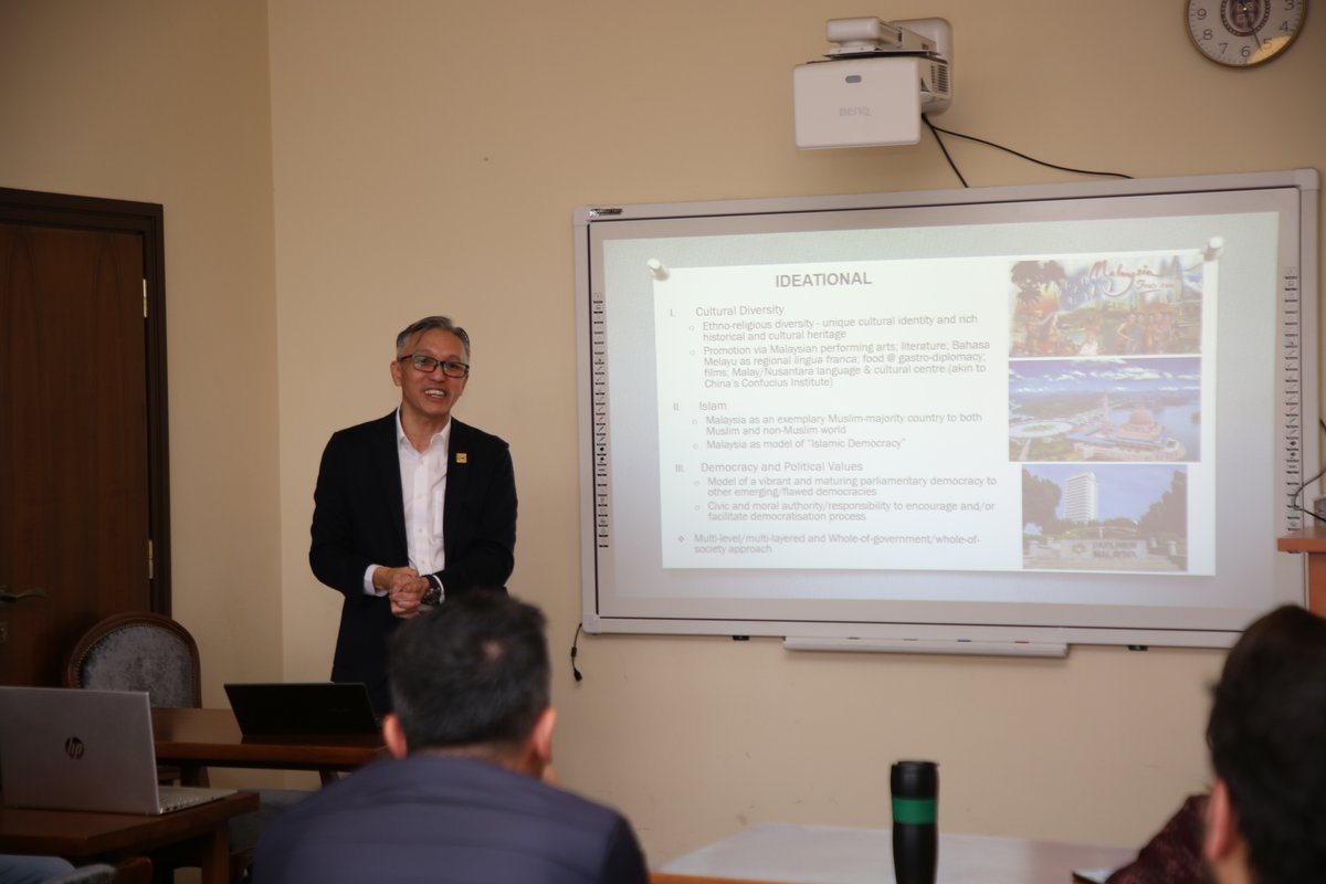 ASBÜ Bölge Çalışmaları Enstitüsü Seminer Serisi kapsamında Malezya Sabah Üniversitesi’nden Erasmus K107 Projesi kapsamında üniversitemizi ziyaret eden Doç. Dr. Lai Yew Meng, “Boosting the Potential of Malaysia’s Soft Power in the International Arena” adlı konuşmasını yaptı.