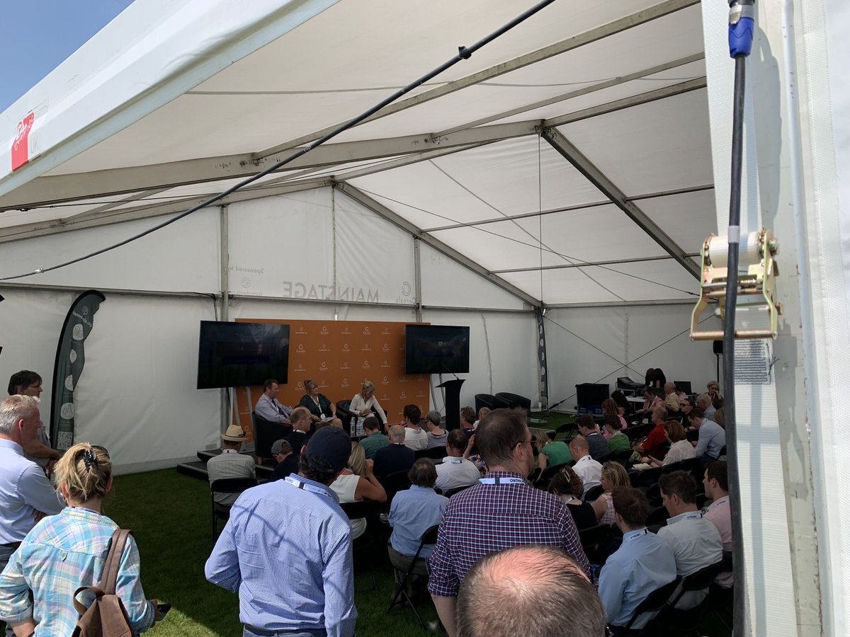 jamesyfella's tweet photo. Great @CerealsEvent event yesterday, great to catch up with lots of old faces…and the @TheWurzels to serenade us over lunch! Thanks @Wdale_WagyuLtd for the complementary burger! https://t.co/tJob4YP8vI