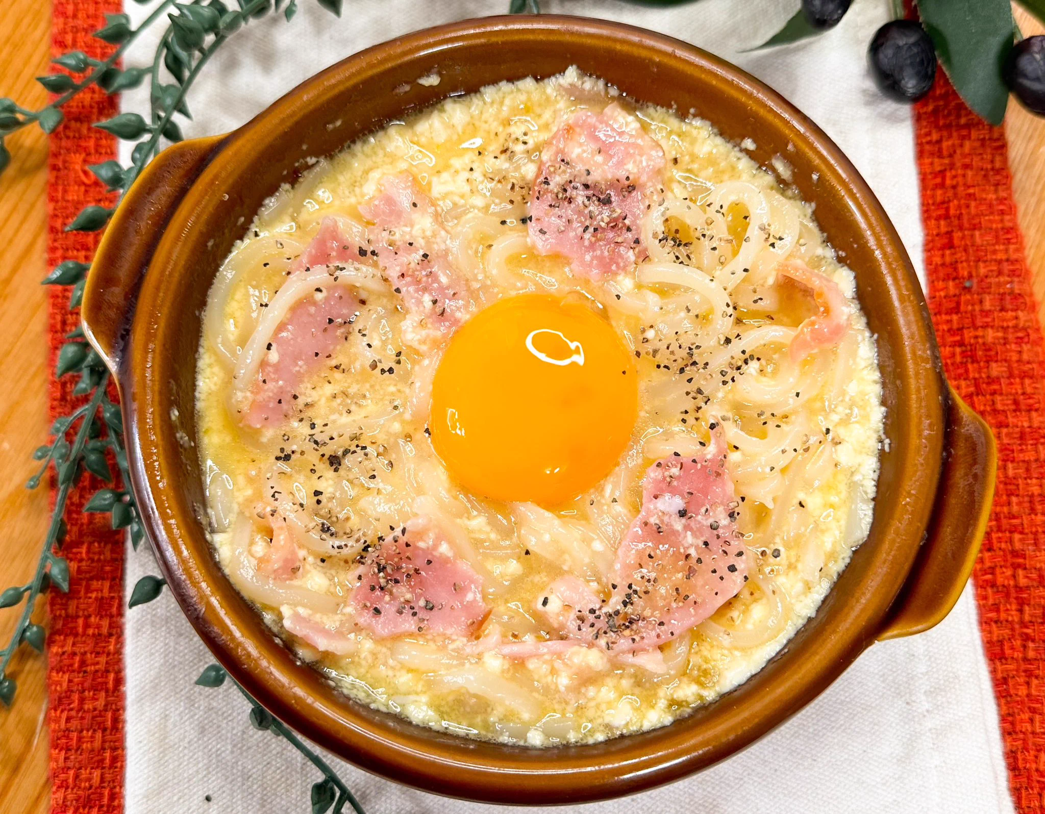 見た目はドリア、中身はうどん！？豆腐でヘルシーに仕上げた、「どろカルボナーラうどん」。