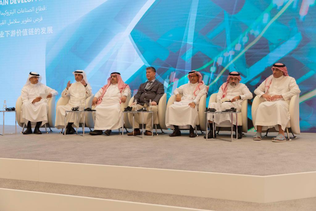 ic_gov_sa's tweet photo. نائب الرئيس التنفيذي للكيماويات ب #المركز_الوطني_للتنمية_الصناعية 
د.وليد اللافي مديرا للجلسة في
#مؤتمر_الأعمال_العربي_الصيني عن الصناعات البتروكيماوية والتحويلية وفرص تطوير سلاسل القيمة لتعزيز التنوع الاقتصادي والتقني والمحتوى المحلي والتعاون في مجال البحث العلمي ومراكز الأبحاث https://t.co/4o36gf8TpE