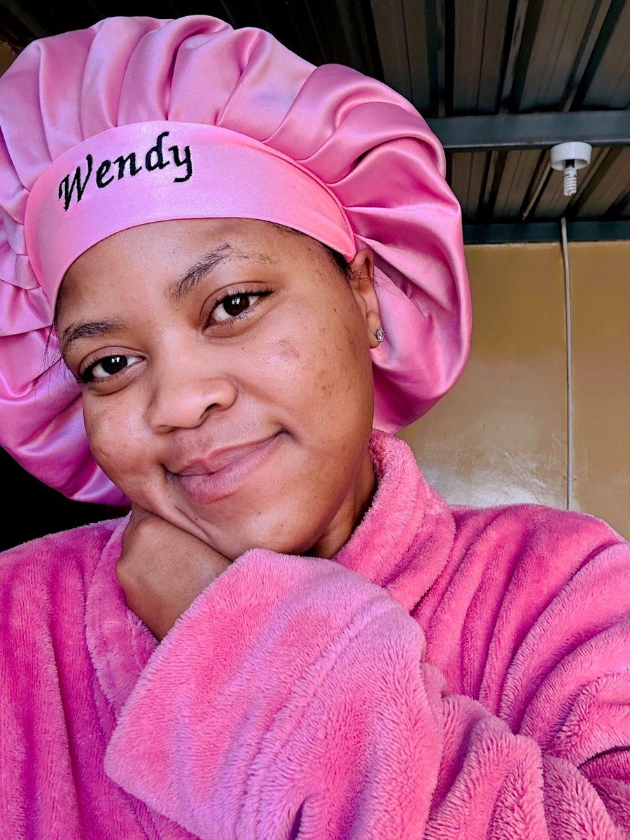 slazy_za's tweet photo. If you’re waking up early to give yourself enough time to straighten, curl or un-kink your hair, you’ll love this! Sleeping with a satin bonnet can help retain your hairstyle!

Personalised bonnet - R230
Delivery nationwide - R100
#GirlTalkZA #satinbonnet #personalised #haircare https://t.co/3SAIievUcv
