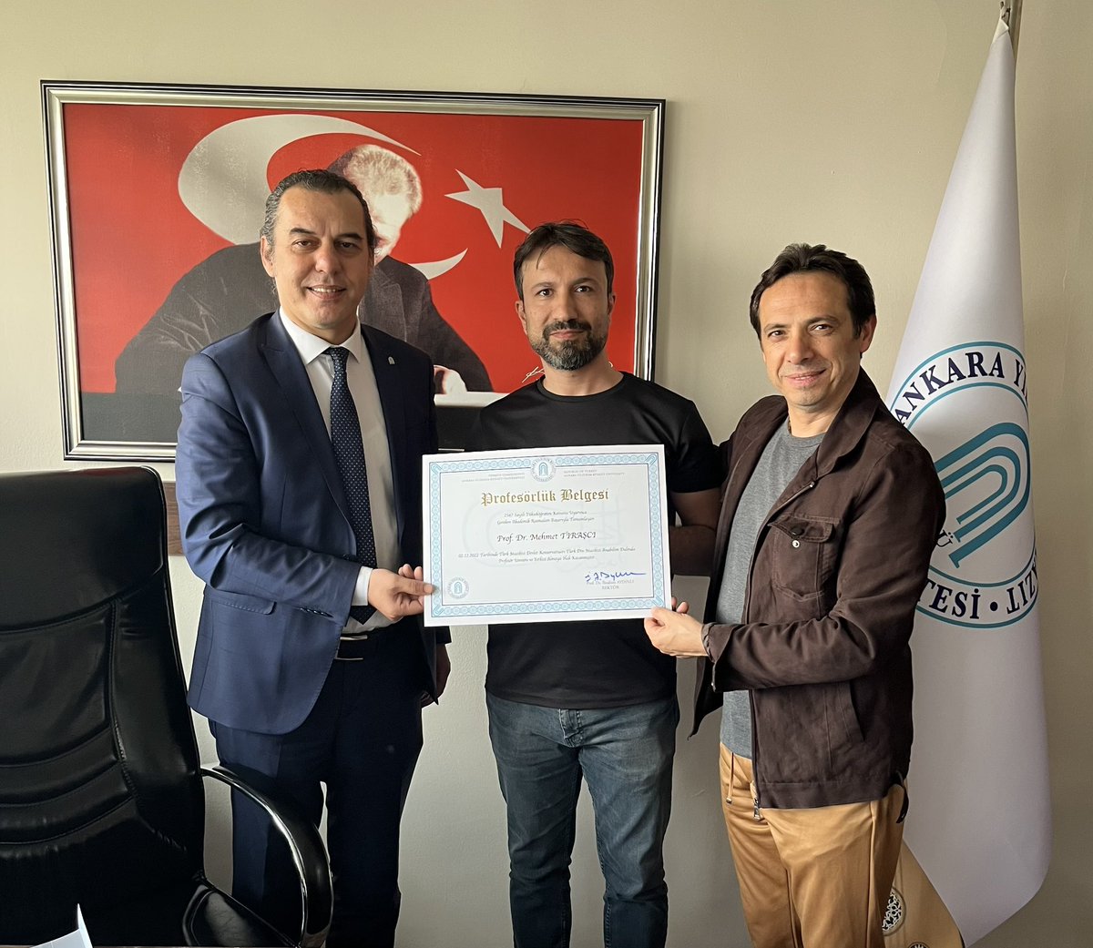 Byfatihkoca's tweet photo. Bir hocanın en mutlu ânı olsa gerek. Prof. Dr. @mtirasci83 ‘nın Profesörlük belgesini AYBÜ TMDK Müdürü @DrARPA ile birlikte verdik. Allah yolunu açık etsin, başarıları daim olsun. https://t.co/03xW34MBZz