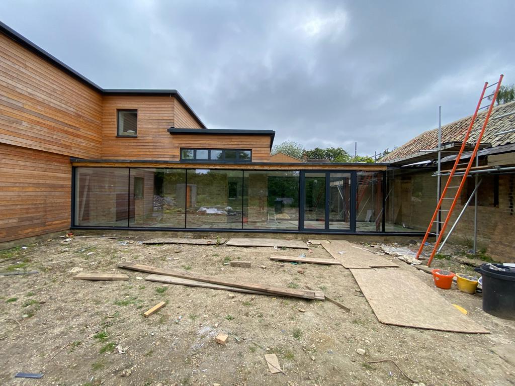 A #glass link extension can bridge the gap between old and new, adding space, light and an #architectural flair to your home - not to mention serious impact and wow factor!
#interiordesign #structuralglazing #structuralglass #modernarchitecture #homeinspo #architecture #extension