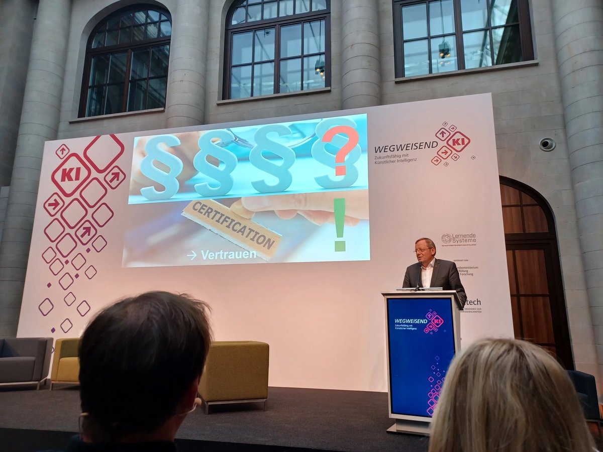 Heute bei der #KIKonferenz der Plattform @LernendeSysteme. #KI hat großes Potenzial, aber wir sollten auch damit verbundene Sorgen ernst nehmen. Eine passgenaue #Zertifizierung kann die Qualität von KI-Systemen sicherstellen und somit das #Vertrauen in KI erhöhen.