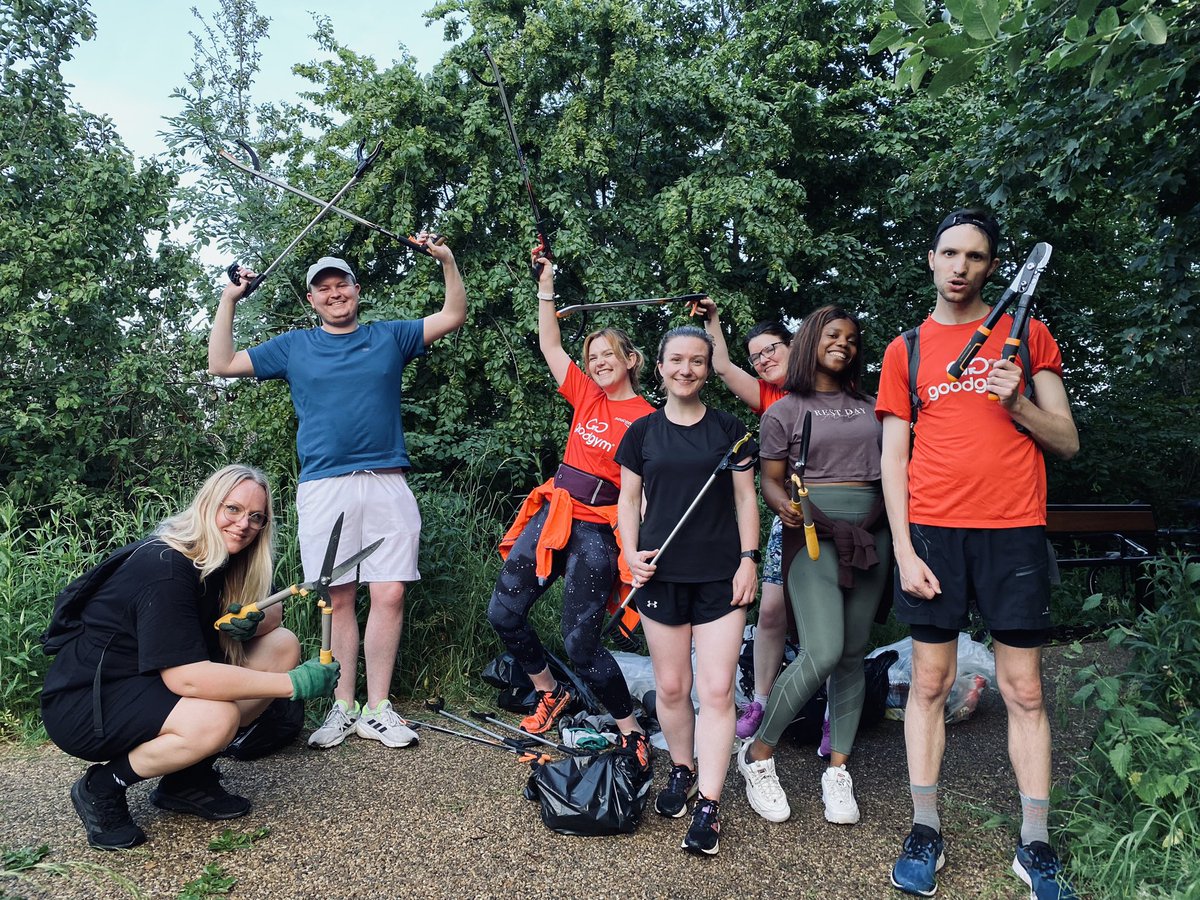 Brilliant volunteering session for a  community clear up in #LowerSydenham with <a href="/GoodGymBromley/">GoodGym Bromley</a> <a href="/goodgym/">GoodGym</a> 🌲🌱 litter was picked and pathways were cleared! More soon 💪 #volunteering  #nature #southEastLondon Thank you to all the who came down 🙇‍♀️