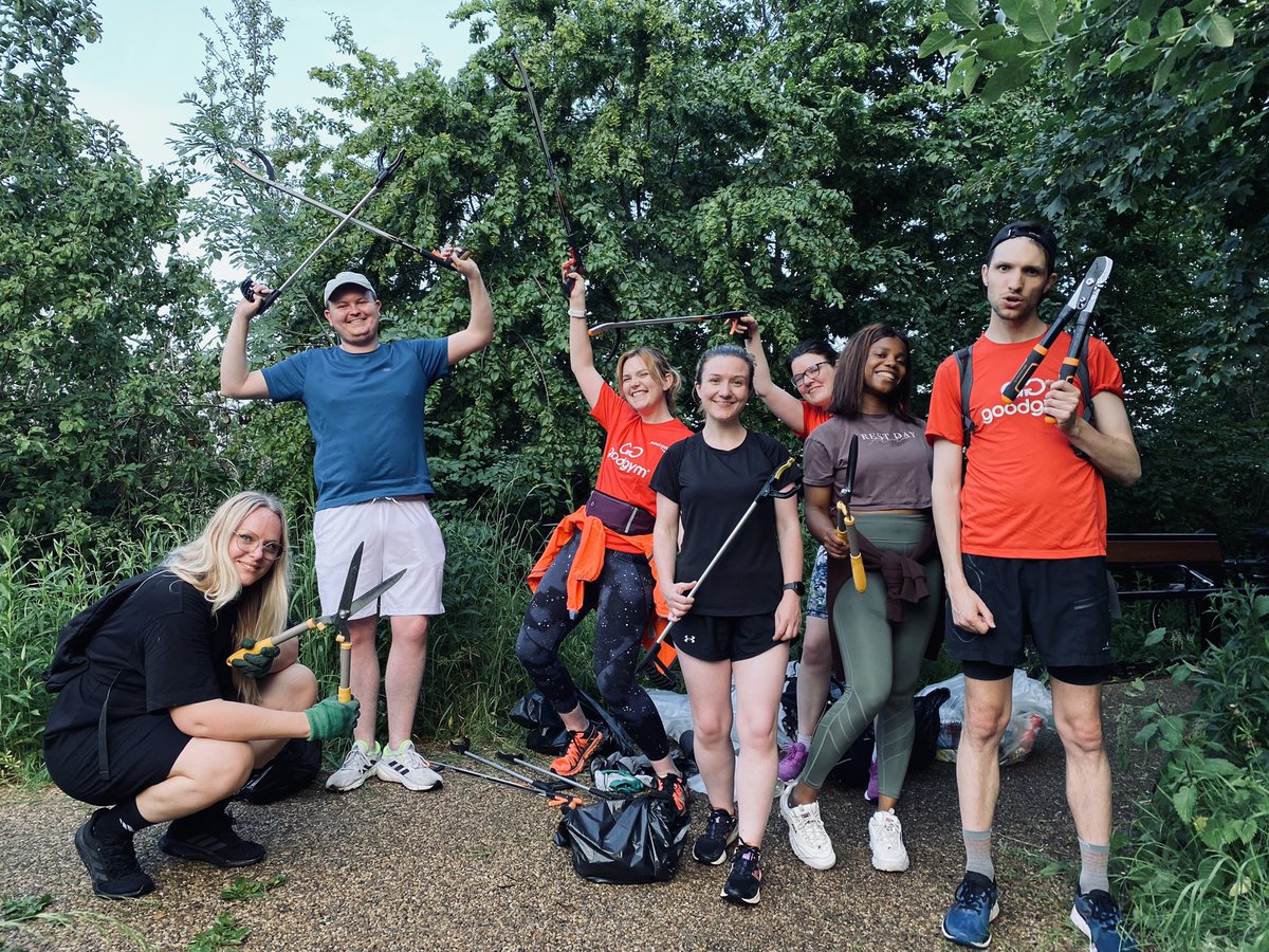 Brilliant volunteering session for a community clear up in #LowerSydenham with @GoodGymBromley @goodgym 🌲🌱 litter was picked and pathways were cleared! More soon 💪 #volunteering #nature #southEastLondon Thank you to all the who came down 🙇‍♀️