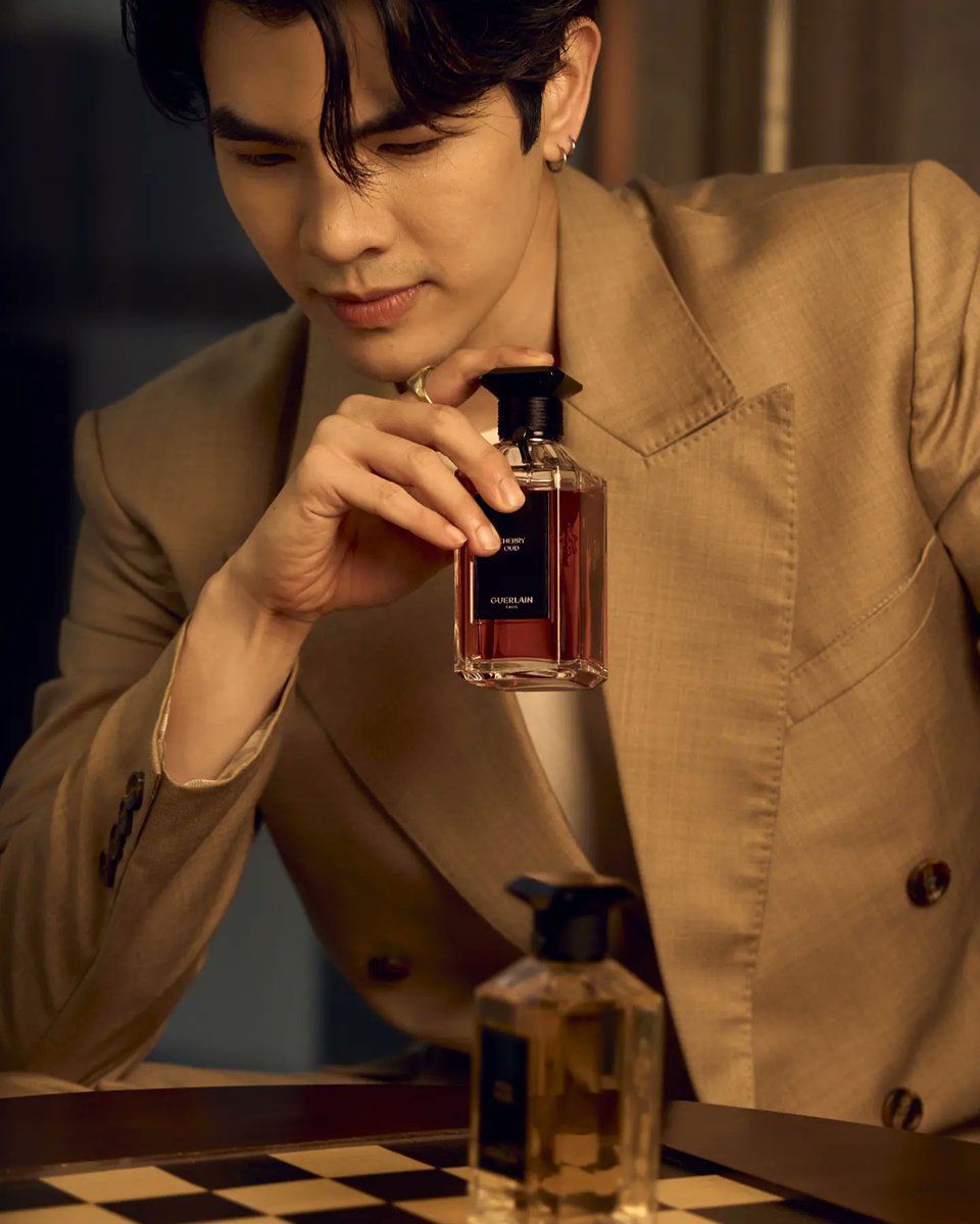 โมเมนต์สุดเท่ของ <a href="/milephakphum/">mile phakphum</a> Friend of Guerlain คนแรกในเอเซียตะวันออกเฉียงใต้ กับน้ำหอม <a href="/Guerlain/">Guerlain</a> L'Art &amp; La Matière ชาวแอลเมนลองซูมดูกันว่าขวดไหนคือกลิ่นโปรดของมาย 

#ELLEMENthailand
#MilePhakphum 
#Guerlain
#ArtetMatière
#GuerlainTHxMile