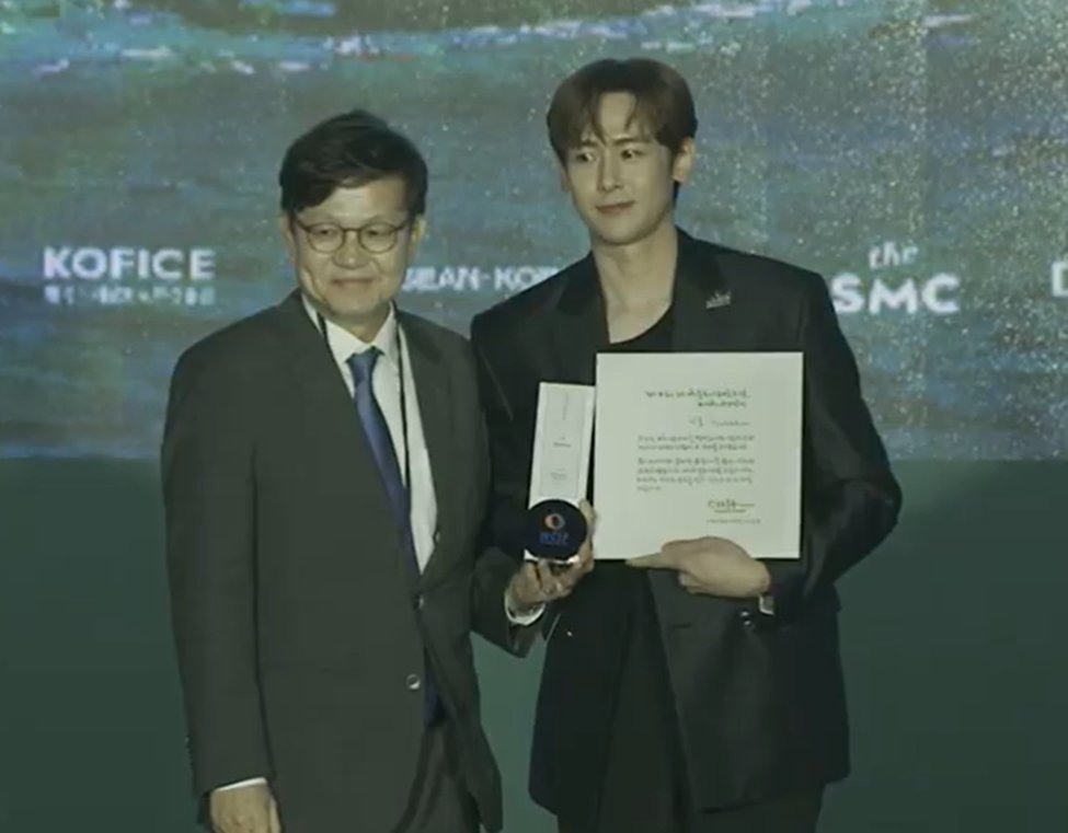 Nichkhun being awarded the WCIF award for his contribution in promoting the Korean culture to the ASEAN Region and the International market #Nichkhun #นิชคุณ #닉쿤 #尼坤 #ニックン #2PM #WCIF