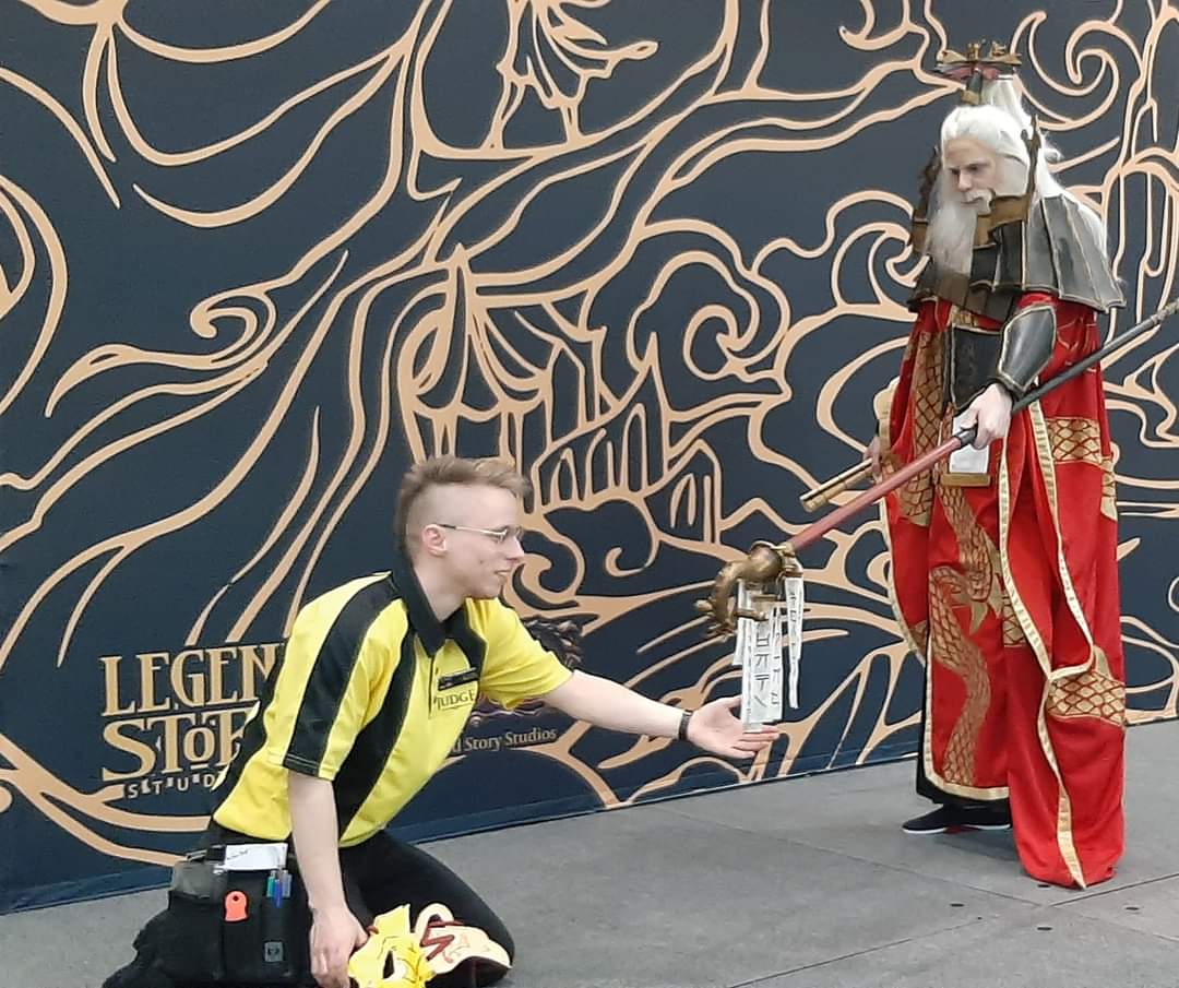 Our cosplayer of the month is the wonderful Eser Edgar Unger. Not only is he an award winning cosplayer with Riptide , he also judges competitive play!!!! What questions would you like to ask him ?#fabtcg #fabcosplay #tcg #cosplay