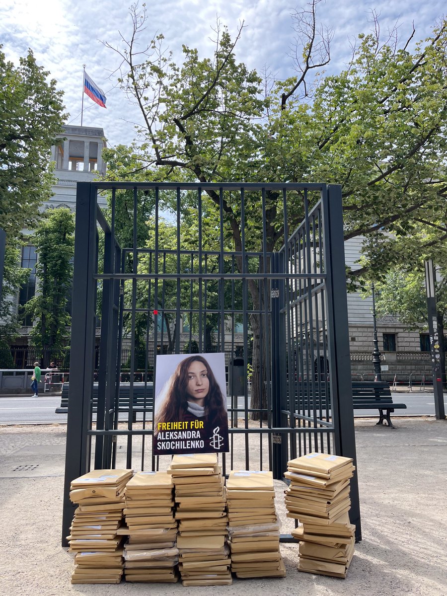 26.000 Menschen haben Briefe für die Freilassung der Künstlerin Sasha Skochilenko geschrieben. Die russische Botschaft hat sich geweigert, diese Briefe anzunehmen. Davon lassen wir uns nicht abhalten und waren deswegen persönlich vor Ort, um zu fordern: #FreeSashaSkochilenko (1)