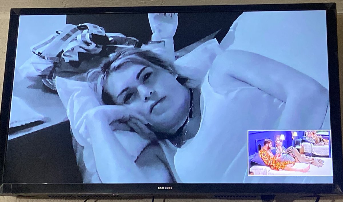 mar_crga's tweet photo. #LaCasaDeLosFamososMx
Nadie:

Wendy a las 2:30am: 

Poncho, yo creo que si te le antojabas a la tigresa wey, ahuevo. 

Sergio: entonces Jaime Camil es tu cuñado o no??

Emilio: Dile a tu papá que me meta a una novela y no te nomino

Nicola: ya te dormiste?

JAJAJAJAJJ LA AMO! https://t.co/tooI01Ni6D