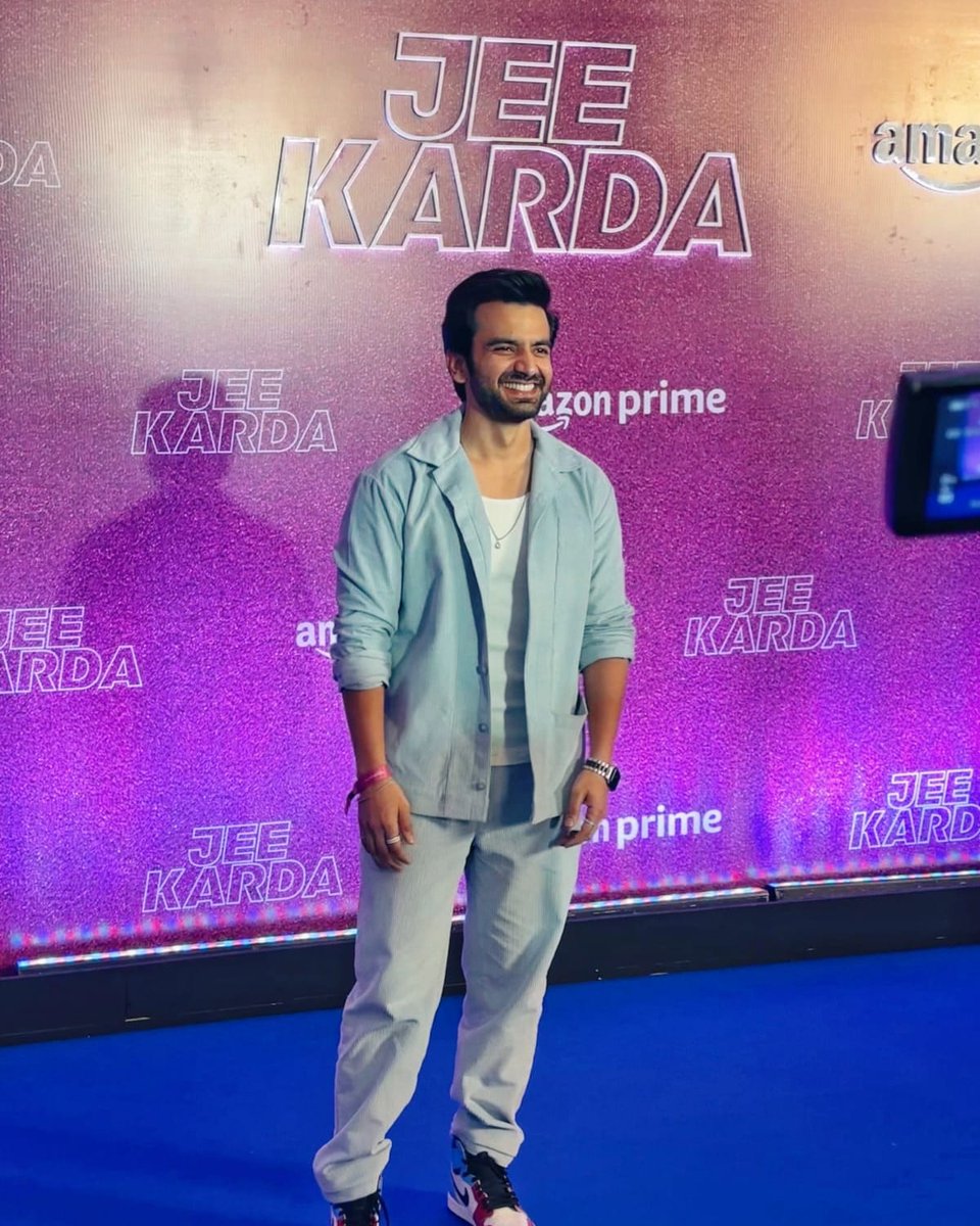 #AyushMehra looks Uber cool🕺as he attends the premier of Jee Karda✨