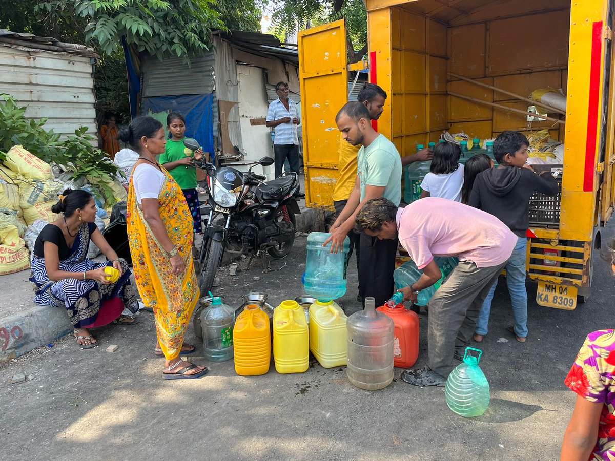 Khushiyaan_Org's tweet photo. 𝙒𝙖𝙩𝙚𝙧 𝘿𝙞𝙨𝙩𝙧𝙞𝙗𝙪𝙩𝙞𝙤𝙣💧

Location - Thane East, Airoli Sector-19 &amp; Brahmand 

600 families at our Mumbai Rotighar slums are benefitted with clean drinking water weekly.

#ANANTAKhushiyaan #boond #water #spreadlove #love #blue #mumbai #waterdistribution https://t.co/0JS9wJUDzc