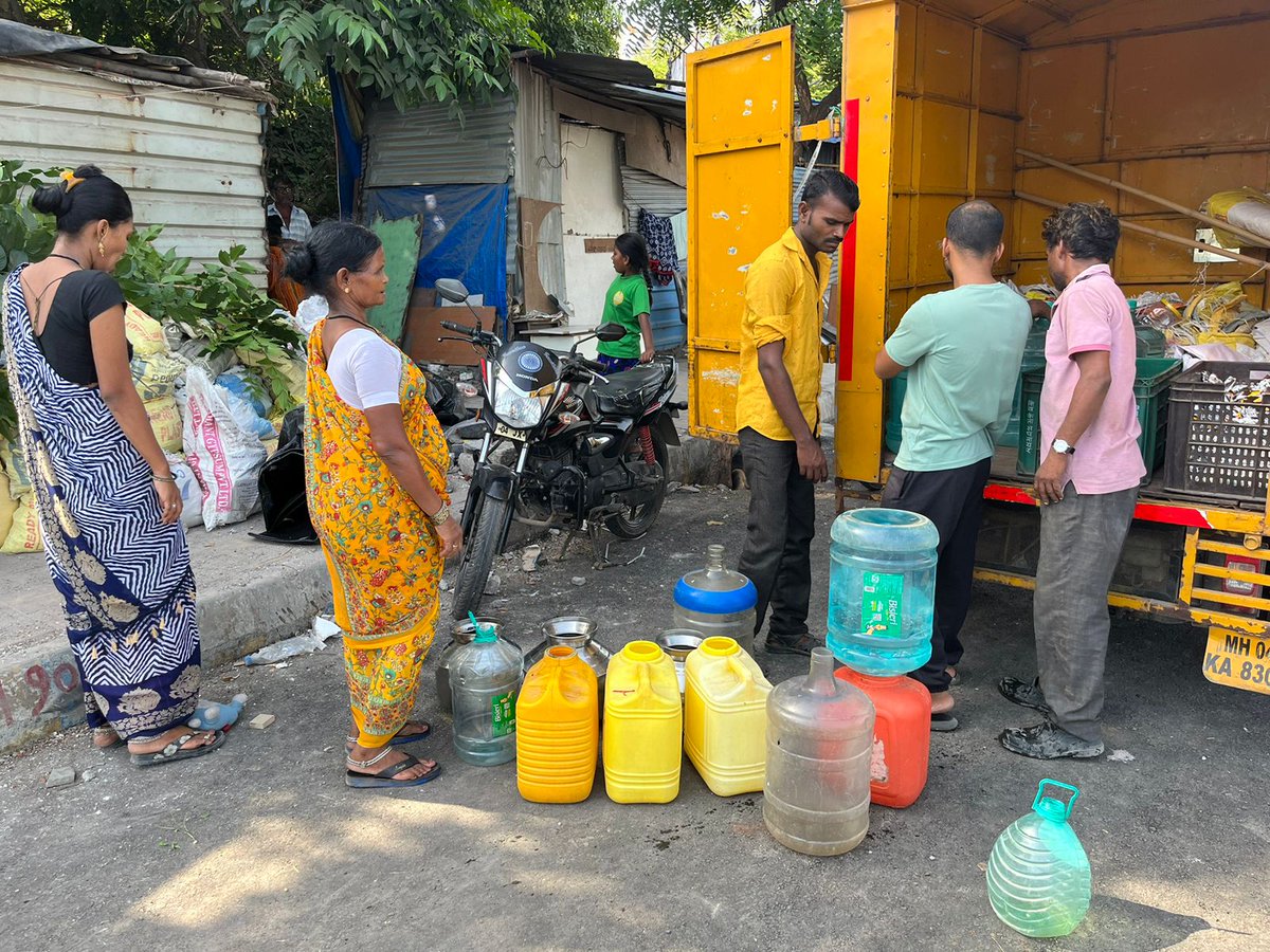 Khushiyaan_Org's tweet photo. 𝙒𝙖𝙩𝙚𝙧 𝘿𝙞𝙨𝙩𝙧𝙞𝙗𝙪𝙩𝙞𝙤𝙣💧

Location - Thane East, Airoli Sector-19 &amp; Brahmand 

600 families at our Mumbai Rotighar slums are benefitted with clean drinking water weekly.

#ANANTAKhushiyaan #boond #water #spreadlove #love #blue #mumbai #waterdistribution https://t.co/0JS9wJUDzc