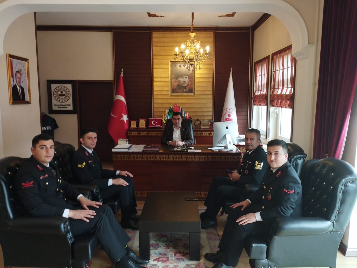 Jandarmanın 184. Yıl kutlaması vesilesi ile Hayrat ilçe Jandarma Komutanı J. Asb. Kd. Bçvş Nurettin TUNÇ ve beraberindeki personel, Kaymakamımız @cuneytzor'u ziyaret etmiştir.