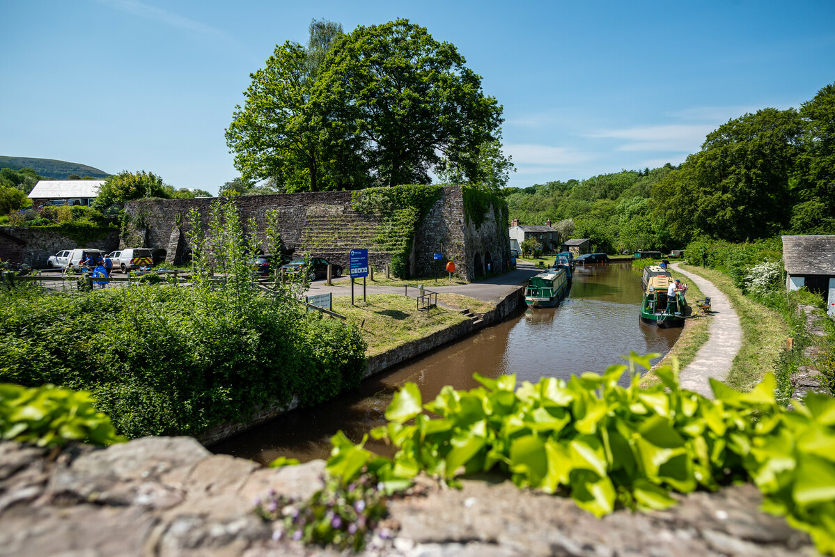Meandering through the Welsh countryside the Monmouthshire & Brecon Canal is one of our most beautiful & peaceful waterways. It is a haven for #Wildlife & a favourite with nature-lovers, walkers and cyclists 🍃 

We’d love to see your photos of the Mon & Brec 👇

📍 Llangattock