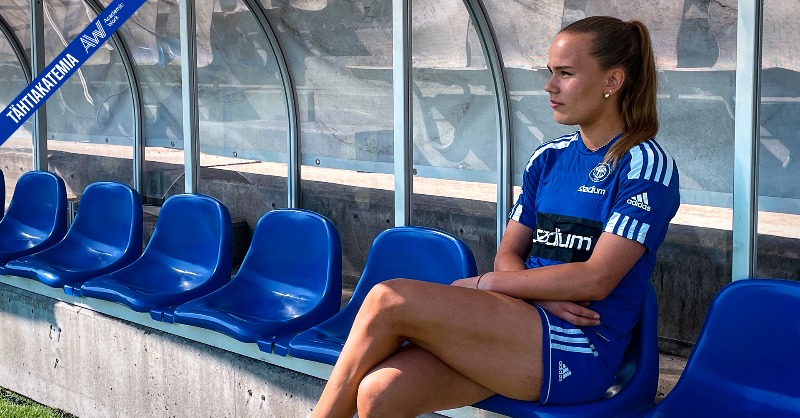 hjkhelsinki's tweet photo. 𝐈𝐥𝐨𝐧𝐚 𝐖𝐚𝐥𝐭𝐚

Walta on yksi @AcademicWorkFI Tähtiakatemia-pelaajista. 
PK-35 Vantaassa peliaikaa lainalla hakeva Ilona seuraa isoveljensä Leon jalanjälkiä kohti ammattilaisuutta. 

Lue Ilonan tarina👇

#HJK #KansallinenLiiga #Tähtiakatemia #Klubikulttuuria @HJKNaiset