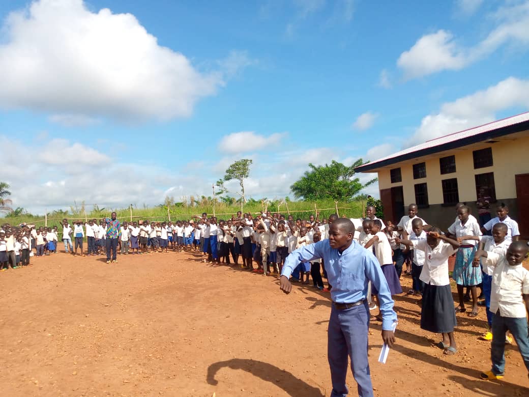 ffcrdc's tweet photo. Les #conséquences d'une vie sexuelle précoce peuvent affecter l'éducation, la vie sociale et psychologique des #adolescents.
Dans la ville de Gbadolite quelques jeunes filles et garçons de l'école primaire #boyi sont sensibilisés sur les dangers liés à la sexualité précoce.👊 https://t.co/8L5KFGn4hh