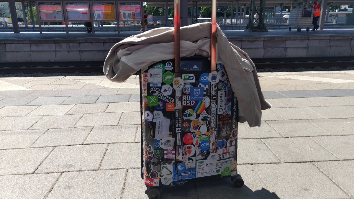 Der kleine #OpenSource-Koffer hat viele interessante Eindrücke zu neuen Funktionen von #Nextcloud Hub 5 auf dem <a href="/Nextclouders/">Nextcloud 📱☁️💻</a> Enterprise Day gewonnen, neue Fähigkeiten von #NextcloudOffice by <a href="/CollaboraOffice/">Collabora Online & Office</a> gesehen und interessante #Foss Projekte wie <a href="/openproject/">OpenProject | Open Source Project Management</a> kennengelernt.