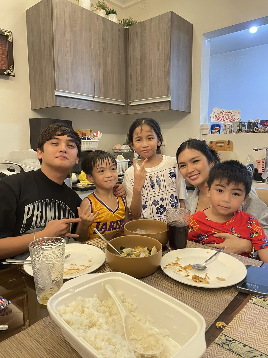 mrjohnling's tweet photo. Lapit na bday natin sethy boy.. san ka maglilibre? Hehe https://t.co/fZrcJTcV4m