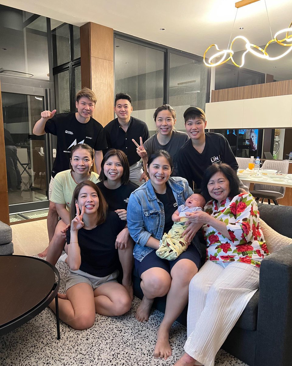 BadmintonLive1's tweet photo. Aaaa Ngumpul di Rumah Kak Ge 🥰😍

📸 IG/Dong Ping

#IndonesiaOpen2023 #KAGIO2023 https://t.co/CTae8hsktg