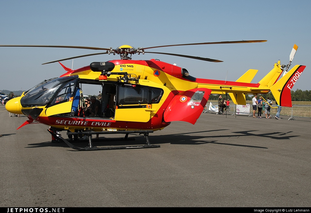 FrenchMiliRadar's tweet image. ✈️ Eurocopter EC145 de la Sécurité Civile | callsign #DRAGO33  | reg F-ZBQL | #3b7b49
☁️ Altitude: 550 feet
⏩ Vitesse: 118 kts
↗️ Direction: Nord
🌍 #Parempuyre, Gironde
globe.adsbexchange.com/?icao=3b7b49