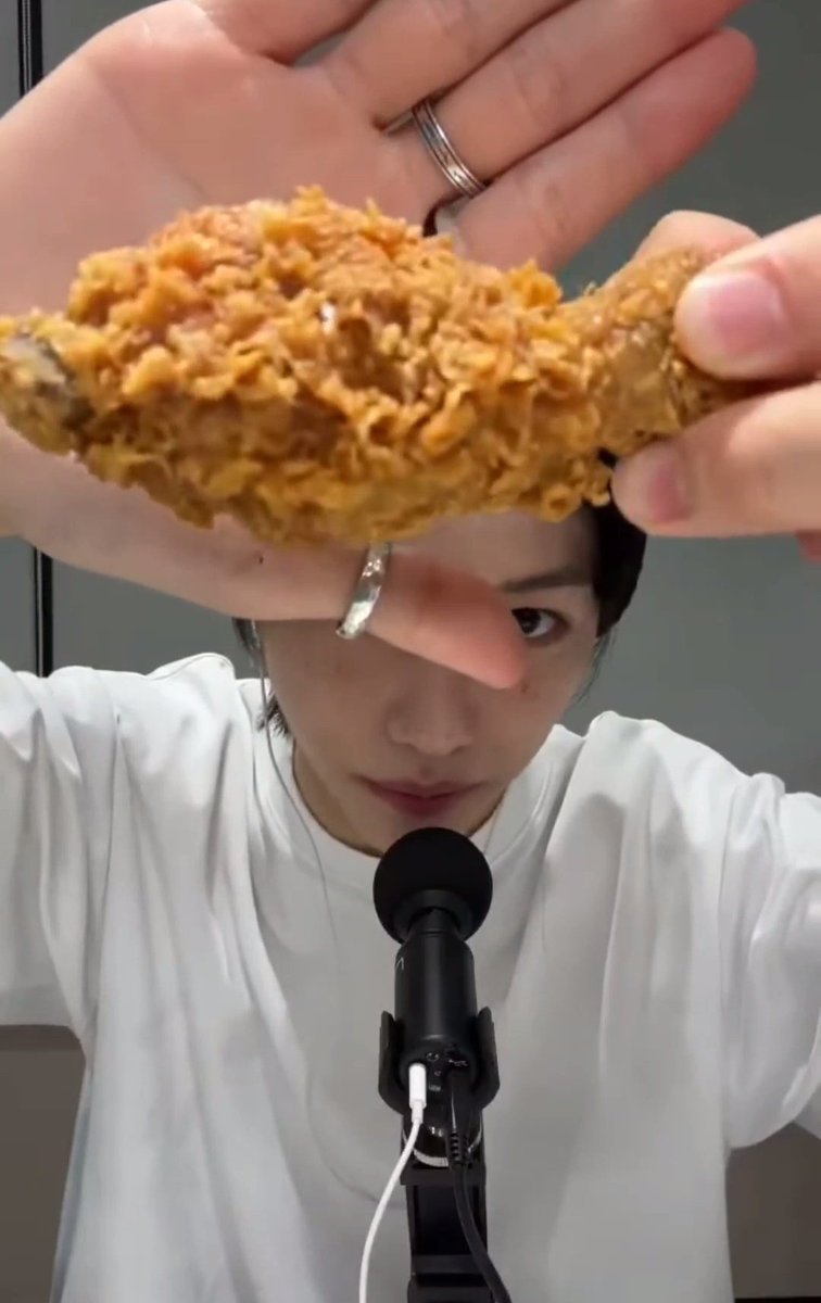 fuzzcat's tweet photo. 치킨보여줄때 엄청나게 진지해지는 용복씨 https://t.co/oWKRj7rEtd
